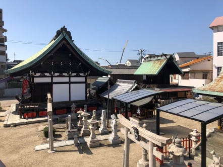 鴉宮の中門と本殿を囲む透塀