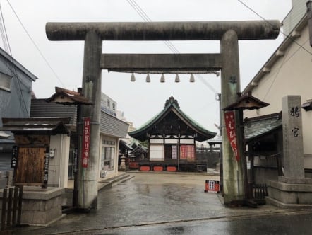 鴉宮の石鳥居と参道